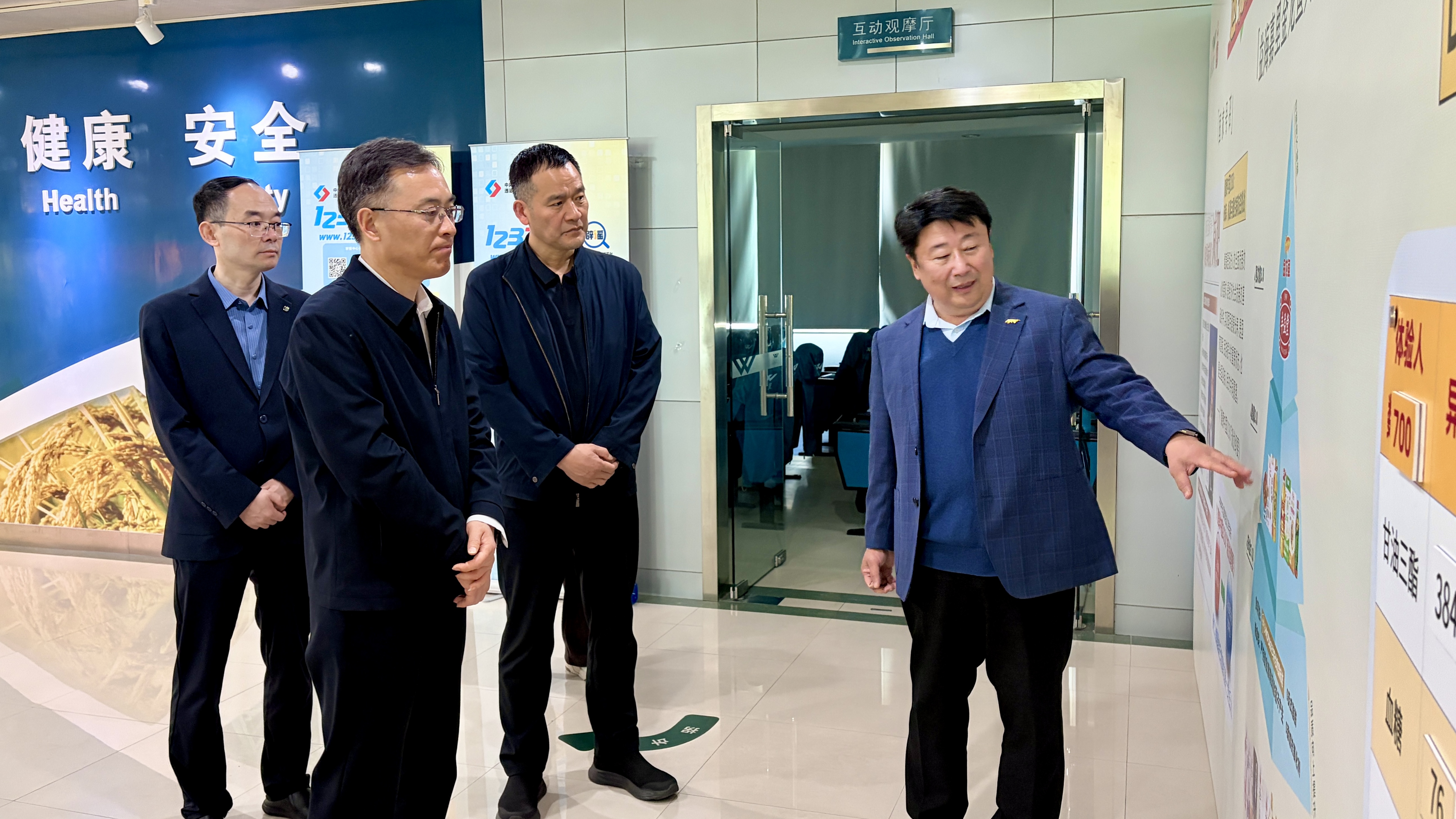郑州大学党委书记李成伟一行到访研发中心座谈互换